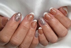 「ハンド ミドルコース」夏らしいオレンジと白の組み合わせがとてもかわいいです♪|Nail Salon Linda