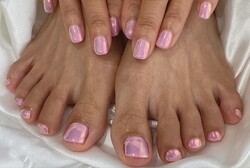 「ハンド＋フット 」「ワンカラー＋ミラー」 ハンドとフットでお揃いネイルです|Nail Salon Linda