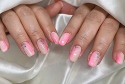 「ハンド 定額デザイン」縦グラデーション風がおしゃれな雰囲気になります！|Nail Salon Linda