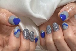 「ハンド ライトコース」青とグレーの組み合わせで夏らしさを少し残した雰囲気にしています♪|Nail Salon Linda