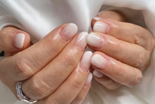 「ハンド グラデーション・ワンカラー」白のグラデーションで爽やかで綺麗です！|Nail Salon Linda