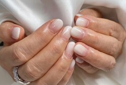 「ハンド グラデーション・ワンカラー」白のグラデーションで爽やかで綺麗です！|Nail Salon Linda