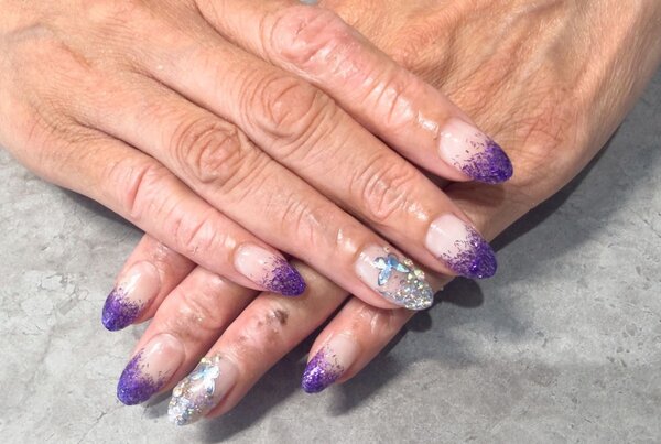 「ハンド グラデーション」ラメグラデにワンポイント追加です。 爪先のキラキラが可愛いです。|Nail Salon Linda