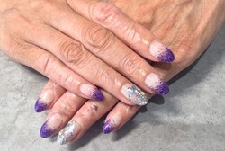 「ハンド グラデーション」ラメグラデにワンポイント追加です。 爪先のキラキラが可愛いです。|Nail Salon Linda