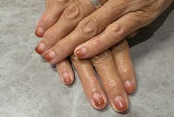 「ハンド ワンカラー」濃いめカラーも肌馴染みのいい色味に。少し秋意識したカラーが良いです|Nail Salon Linda