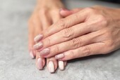 「ハンド フラッシュ・マグネット」肌馴染みの良いマグネットにフラッシュマグのキラキラ感が可愛い組み合わせです。|Nail Salon Linda