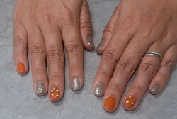 「ハンド 定額デザイン」鮮やかなオレンジが可愛い夏ネイルです。|Nail Salon Linda