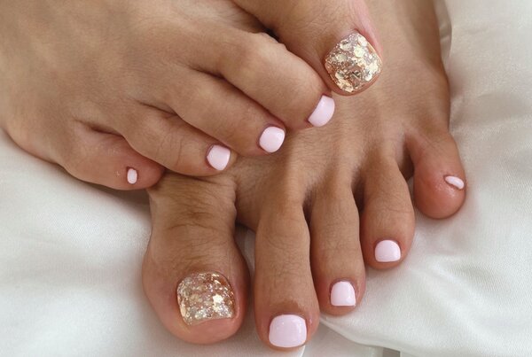 「フット ワンカラー」親指にザクザクのラメでとても目立ちます！|Nail Salon Linda