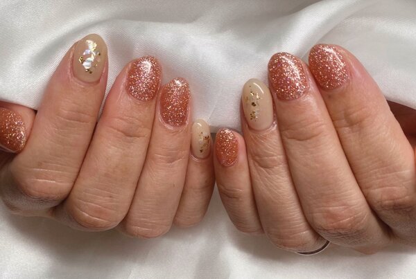 「ハンド ライトコース」オレンジのフラッシュネイルが夏らしく可愛いです！|Nail Salon Linda