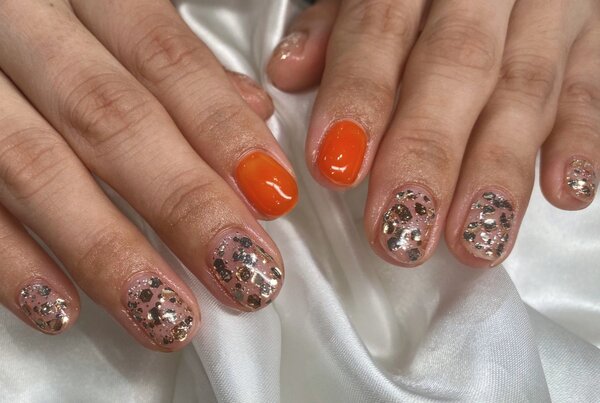 「ハンド ワンカラー」差し色にオレンジで明るくてキラキラ可愛いです！|Nail Salon Linda