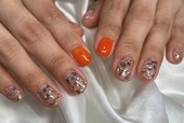 「ハンド ワンカラー」差し色にオレンジで明るくてキラキラ可愛いです！|Nail Salon Linda