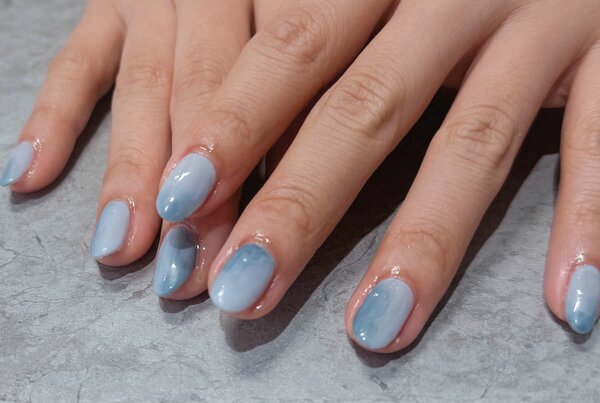「ハンド グラデーション」プラス料金でベースカラーを入る事で雰囲気も変わります。|Nail Salon Linda