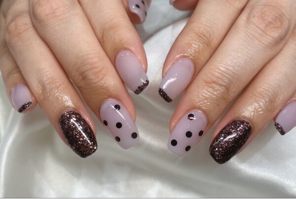 「ハンド 定額デザイン」薄紫とブラウンブラックでおしゃれな色の組み合わせです！|Nail Salon Linda