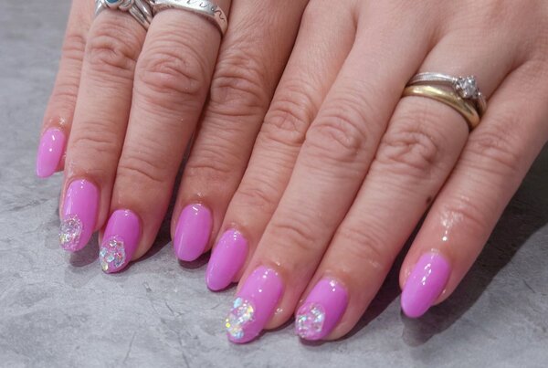 「ハンド 定額デザイン」透明感のあるラメのクリアが涼しげなデザインです。|Nail Salon Linda