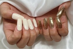 「ハンド ワンカラー」左右で対照的なネイルでお洒落感が出ます！|Nail Salon Linda