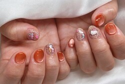 「ハンド ライトコース」オレンジのマグネットネイルはこの時期人気です♪|Nail Salon Linda