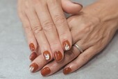 「ハンド 定額デザイン」秋カラーが増えております。濃いめブラウンも透け感のあるお色で重くならない仕上がりです。|Nail Salon Linda