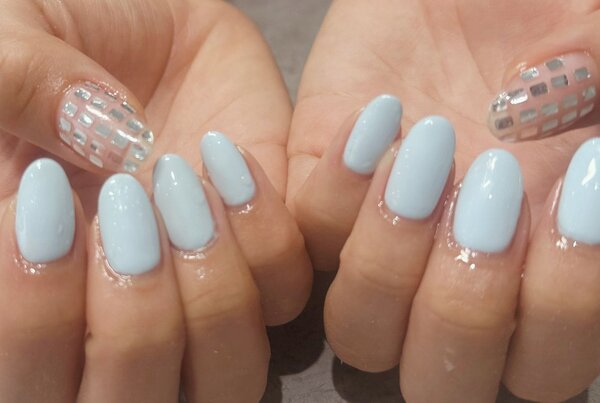 「ハンド 定額デザイン」淡いブルーとシルバーが涼しげな組み合わせです。|Nail Salon Linda