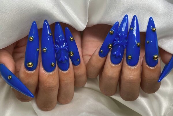 「ハンド ワンカラー＋長さだし」鮮やかなブルーがとても目立ちます！|Nail Salon Linda