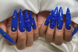 「ハンド ワンカラー＋長さだし」鮮やかなブルーがとても目立ちます！|Nail Salon Linda