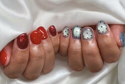 「ハンド ミドルコース」マグネットの上にドットを乗せた可愛らしさとパキッとした赤で対比も素敵です！|Nail Salon Linda