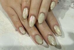 「ハンド ミドルコース」ワンカラーにオーロラとゴールドの囲みが華やかなデザインです。|Nail Salon Linda