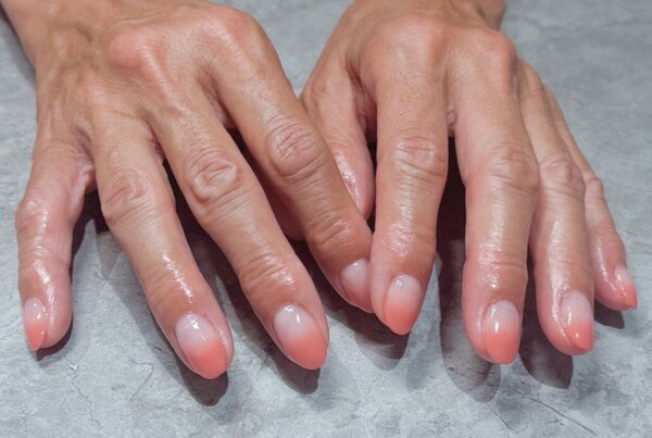 「ハンド グラデーション」少し落ち着いた色味のオレンジ系カラーが秋にも合いそうなカラーです|Nail Salon Linda