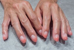 「ハンド グラデーション」少し落ち着いた色味のオレンジ系カラーが秋にも合いそうなカラーです|Nail Salon Linda
