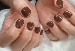 「ハンド 定額デザイン」秋らしいブラウンにほんのりミラーが入ったデザインです！|Nail Salon Linda