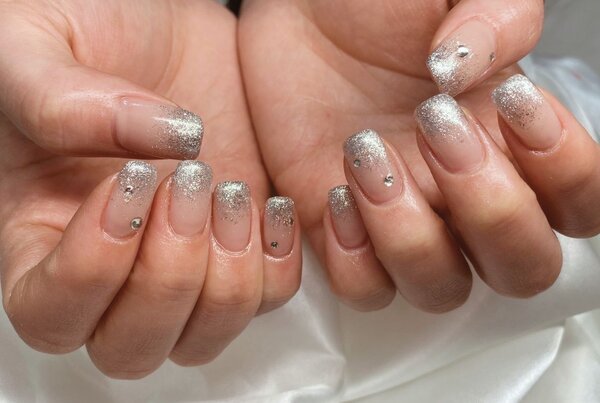 「ハンド ミドルコース」ラメと2種類のフラッシュを混ぜた唯一無二のキラキラです♪|Nail Salon Linda