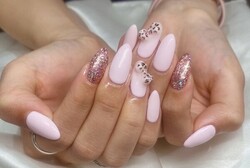 「ハンド 定額デザイン」ピンクで系統を合わせて可愛らしい印象に！|Nail Salon Linda