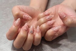 「ハンド ミドルコース」お持ち込みデザイン シンプルなワンカラーに同色のクロスがさり気なくて可愛いデザインです。|Nail Salon Linda