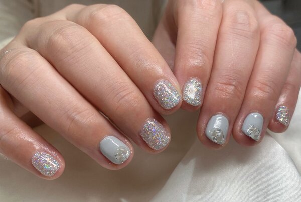 「ハンド 定額デザイン」パーツと銀箔の上にぷっくりを乗せることで奥行き感が出ます♪|Nail Salon Linda