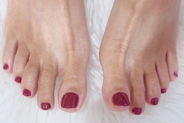 「フット ワンカラー」秋を意識した深くてキレイな赤です。 フットも秋仕様に|Nail Salon Linda