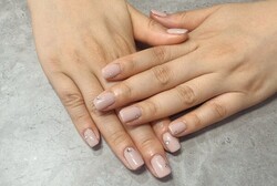 「ハンド ワンカラー」肌馴染みが良く秋にも人気のカラーにストーンを追加してシンプルにキラキラとしたデザインでオフィスにも|Nail Salon Linda