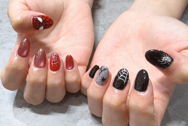 「ハンド ミドルコース」お待ち込みデザイン。 スパイダーマンの雰囲気を落とし込みました|Nail Salon Linda