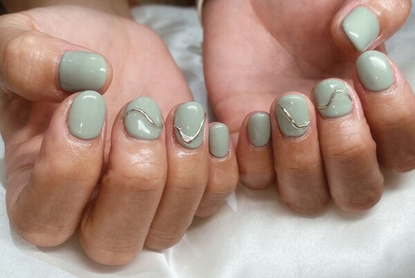 「ハンド 定額デザイン」優しめの緑にミラーアートが入ったオシャレなデザインです！|Nail Salon Linda
