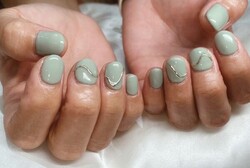 「ハンド 定額デザイン」優しめの緑にミラーアートが入ったオシャレなデザインです！|Nail Salon Linda