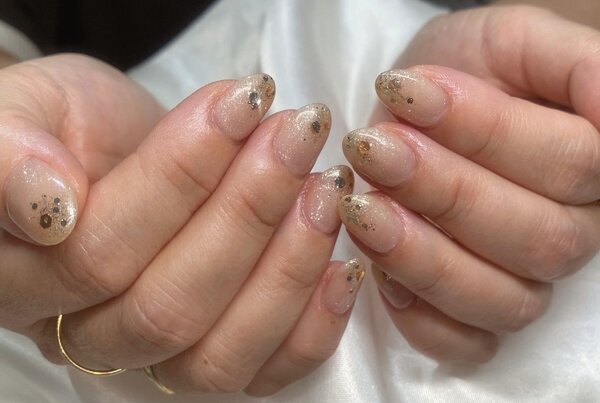「ハンド 定額デザイン」粒の大きさがそれぞれ異なったラメが華やかでとても綺麗です！|Nail Salon Linda