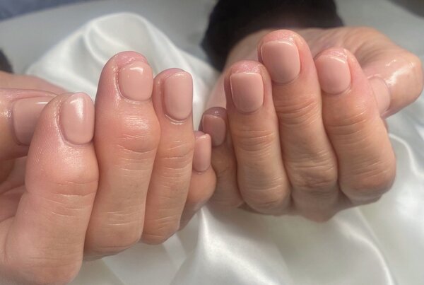 「ハンド ワンカラー」肌馴染みの良いカラーで手元が綺麗に見えます！|Nail Salon Linda