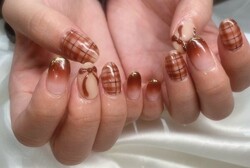 「ハンド ミドルコース」赤みブラウンでリボンやチェックを手書きして、秋らしく可愛いお仕上がりになります！|Nail Salon Linda