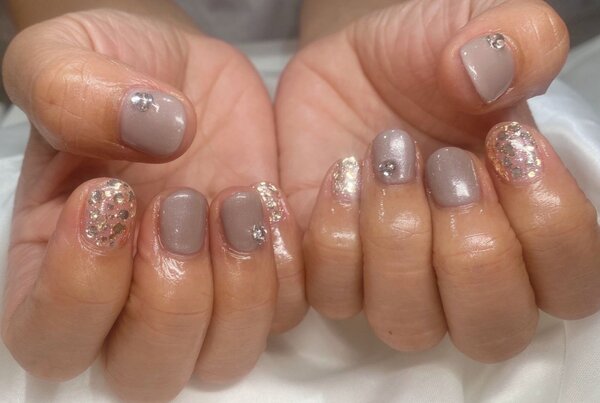 「ハンド 定額デザイン」グレージュカラーは大人っぽく上品になります！|Nail Salon Linda