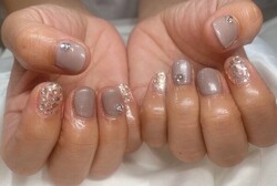 「ハンド 定額デザイン」グレージュカラーは大人っぽく上品になります！|Nail Salon Linda