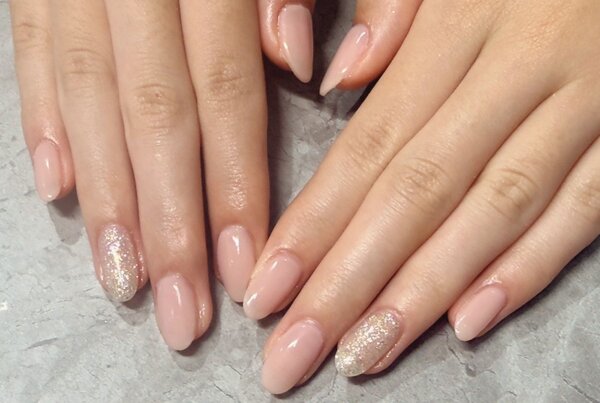 「ハンド ワンカラー」シンプルなワンカラーにポイントのラメが可愛いです。|Nail Salon Linda