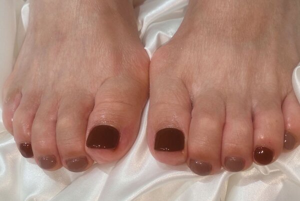 「フット ワンカラー」ボルドーと優しめブラウンで、秋らしいネイルになります♪|Nail Salon Linda