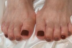 「フット ワンカラー」ボルドーと優しめブラウンで、秋らしいネイルになります♪|Nail Salon Linda