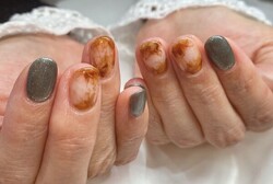 「ハンド ライトコース」ニュアンスでカフェラテのような雰囲気と深みどりでバランスが素敵です！|Nail Salon Linda