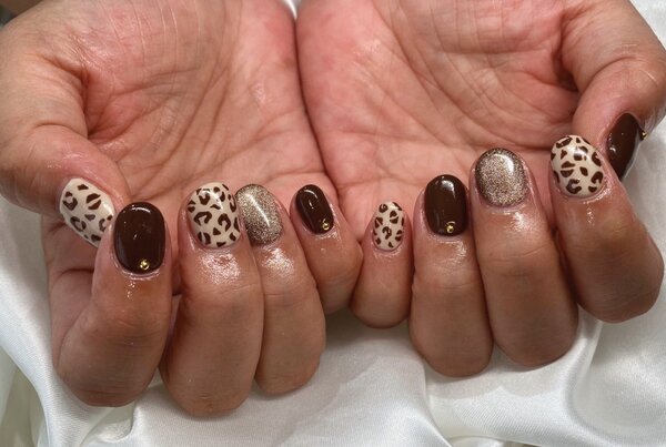 「ハンド ミドルコース」ヒョウ柄と茶色のマグネットにワンカラーで、おしゃれな秋デザインです！|Nail Salon Linda