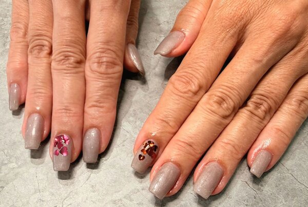 「ハンド 定額デザイン」ハートのホロがさりげなくてかわいいデザイン|Nail Salon Linda