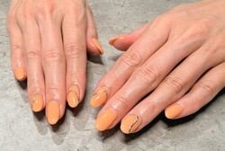「ハンド 定額デザイン」オレンジのワンカラーにアクセサリーの様なシルバーが可愛いデザインです。|Nail Salon Linda
